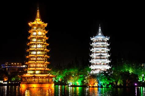  La Pagode du Soleil Lumineux: Un Joyau Architectural à Lushan!