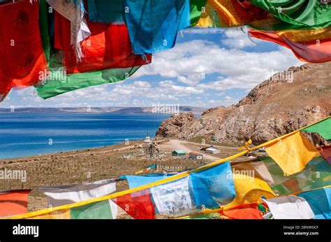 Le Lac Namtso: Un joyau turquoise niché dans les montagnes tibétaines !