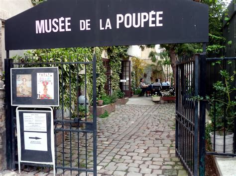 Le Musée de la Poupée à Zvenigorod: Un trésor fascinant d'histoires miniatures et d'artisanat exquis!