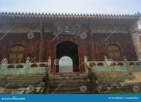  Le Temple de la Paix Céleste: Un joyau architectural aux jardins verdoyants et envoûtants !