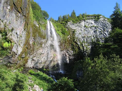   Les 50 Cascades du Mont Mengding: Un Déluge de Beauté et d'Histoire Ancestrale !