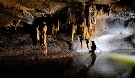  Les Grottes de Xiqiaoshan : Une aventure souterraine féérique et mystérieuse !